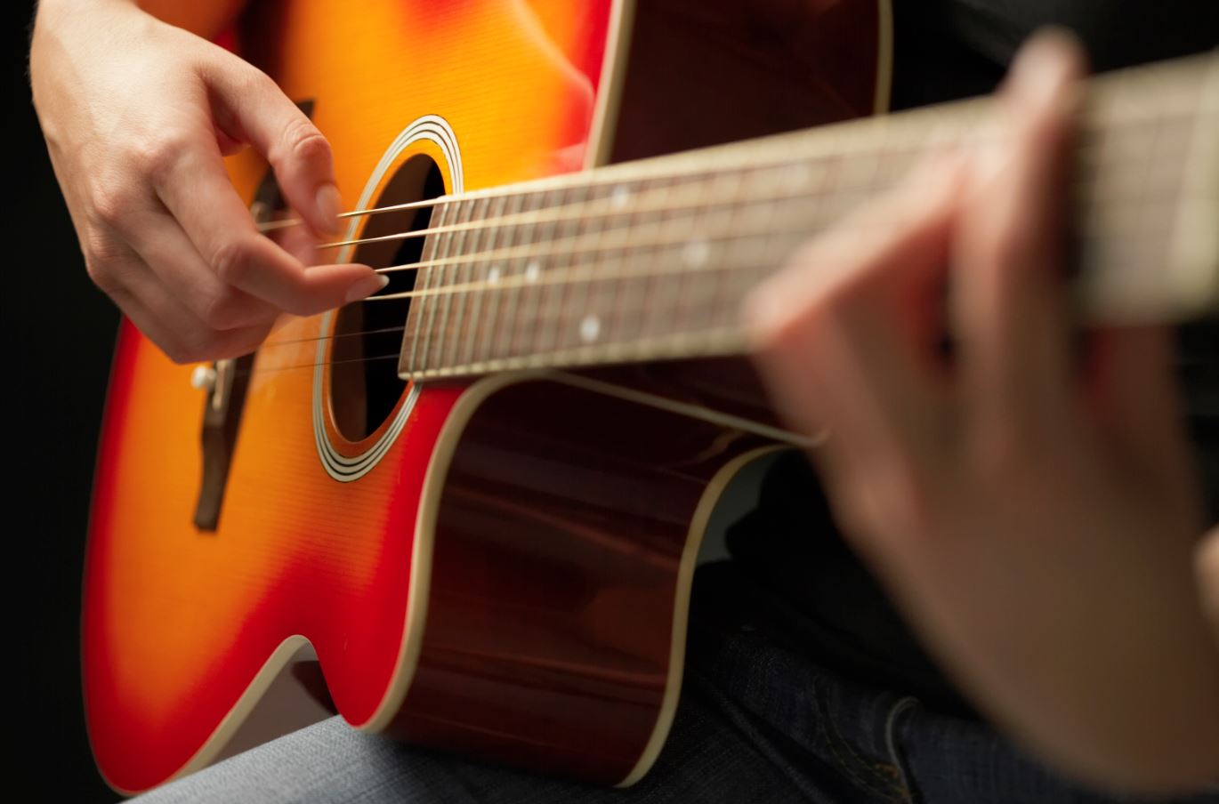 this picture shows a musician playing a guitar