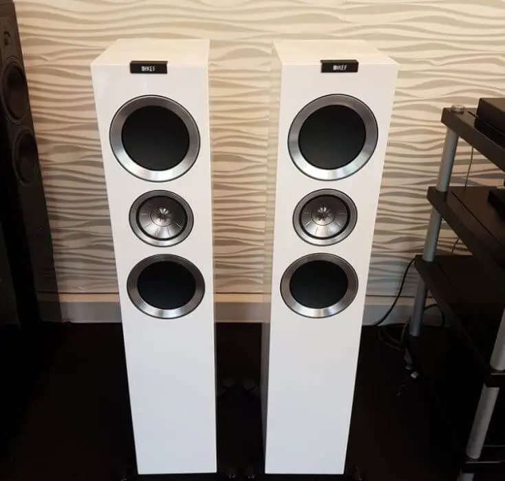 image of the KEF R900 speakers - color white